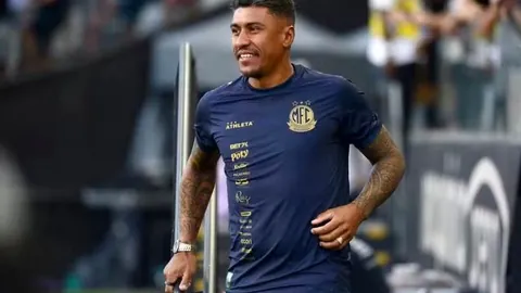 《揭秘国足选帅风云：本土名帅李霄鹏成热门人选，四强之争谁能问鼎？》